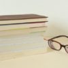積み重なる本と眼鏡